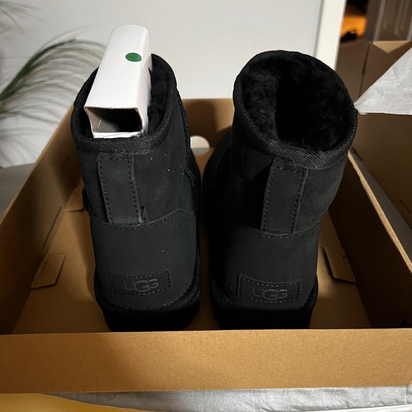 New UGG Boots Mini Genuine Shearling - Picture 2 of 4